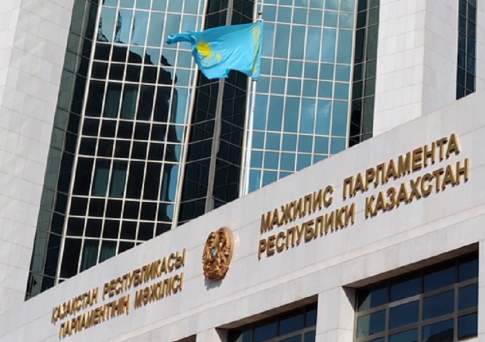  Парламент Казахстана уходит на каникулы